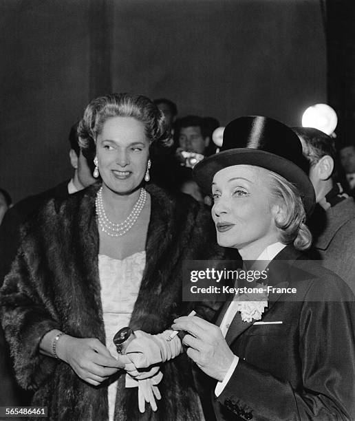 Le Begum aka Yvette Labrousse, épouse de l'Aga Khan III, et Marlene Dietrich lors de son tour de chant au théâtre de l'Etoile à Paris, France, en...