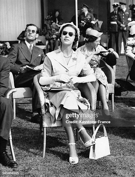 La Princesse Margaret porte des lunettes de soleil afin de suivre une démonstration aérienne de la RAF le 7 juillet 1950 à Farnborough, Royaume-Uni.