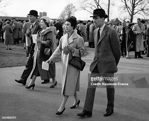La Reine Mère Elizabeth, la Princesse Margaret et son fiancé Tony Armstrong-Jones aux courses le 5 mars 1960 à Newbury, Royaume-Uni.