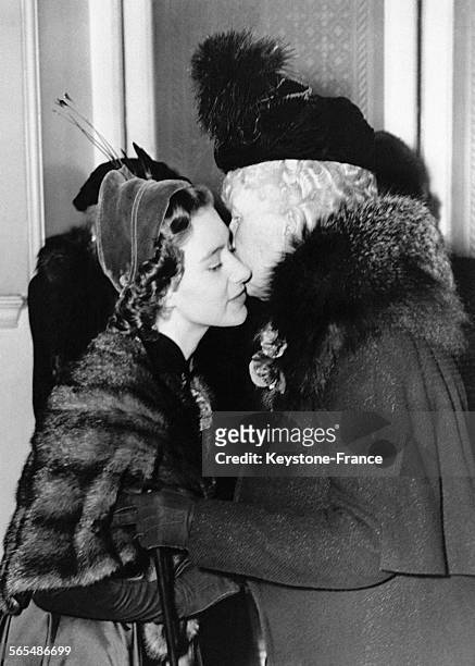 La Princesse Margaret embrasse sa grand-mère la Reine Mary de Teck lors d'une cérémonie du souvenir au Royal Albert Hall le 10 novembre 1951 à...