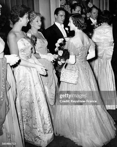 La Princesse Margaret en conversation avec l'actrice britannique Jean Simmons et l'actrice américaine Ann Sothern après la projection d'un film...