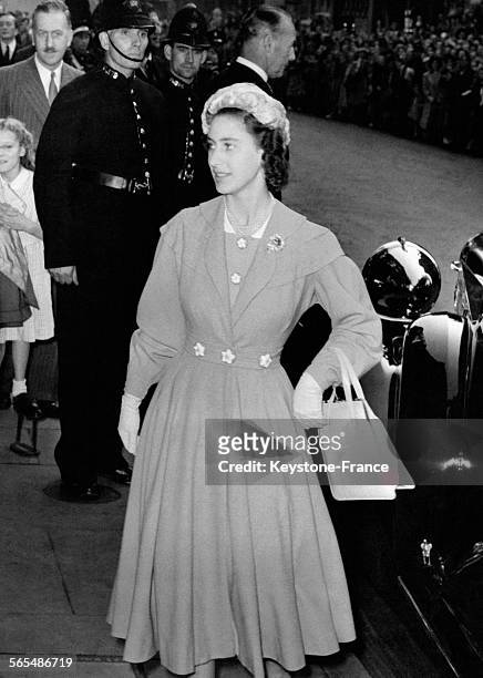 La Princesse Margaret arrive à l'église St Mark pour le mariage de Marion Stein et du Comte Harewood le 29 septembre 1949 à Londres, Royaume-Uni.