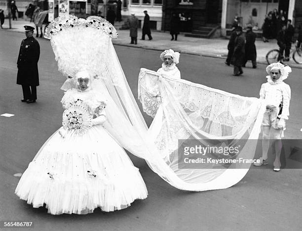 L'occasion d'un défilé, présentation de la robe de mariée du futur, à Philadelphie, Pensylvannie, Etats-Unis en 1938.