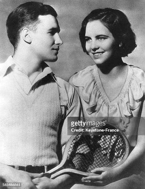 Jeune homme et jeune fille ayant été élus les plus beaux étudiants de l'université, à Champaign, Illinois, Etats-Unis en 1932.
