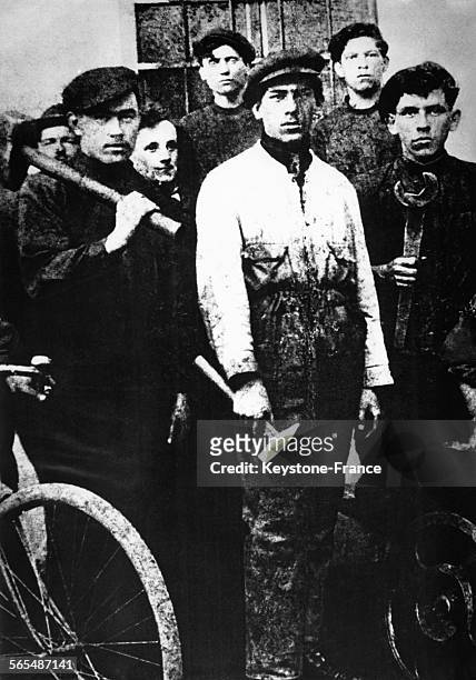 Josip Broz, au centre, jeune serrurier d'une acierie à Kamnik, Slovénie en 1912.