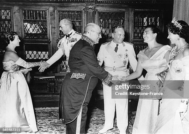 La maréchal Tito introduit lui même son épouse à l'ambassadeur brésilien pendant que Madame Wodak, épouse de l'ambassadeur autrichien serre la main...