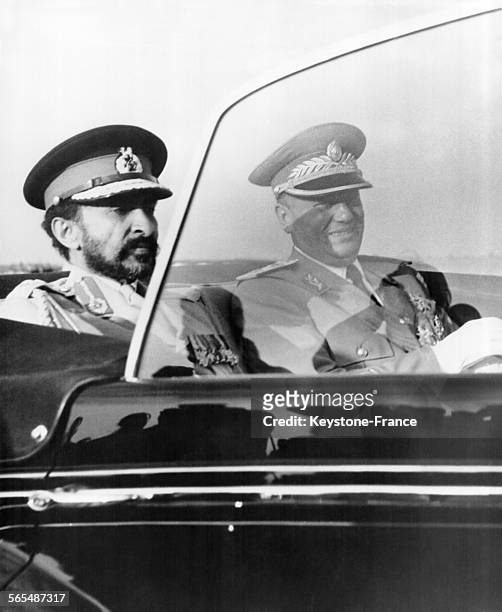 Empereur Haïlé Sélassié et le maréchal Tito assis dans une Rolls Royce britannique, à Belgrade Yougoslavie le 23 juillet 1954.