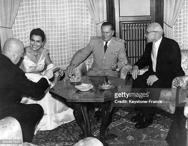 Durant la réception, de gauche à droite, le président polonias Jozef Cyrankiewicz, Madame Broz, le maréchal Tito et Wladyslaw Gomulka, à Belgrade,...
