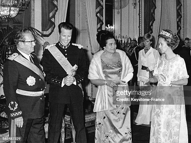 De gauche à droite, le maréchal Tito, le roi Baudoin, Madame Tito et la reine Fabiola au cours de la réception au château royal de Bruxelles,...