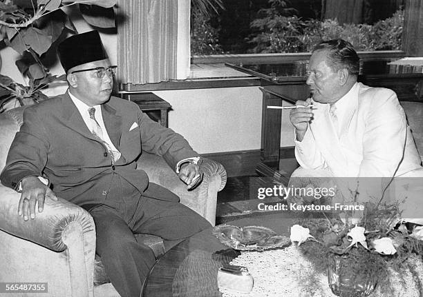 Le président Tito discutant avec le Premier ministre Docteur Djuanda Kartawidjaja sur l'Ile de Brioni, Yougoslavie le 31 juillet 1960.