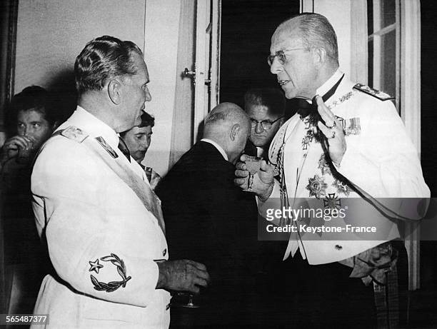 Le roi Paul en conversation avec le maréchal Tito, en Yougoslavie.