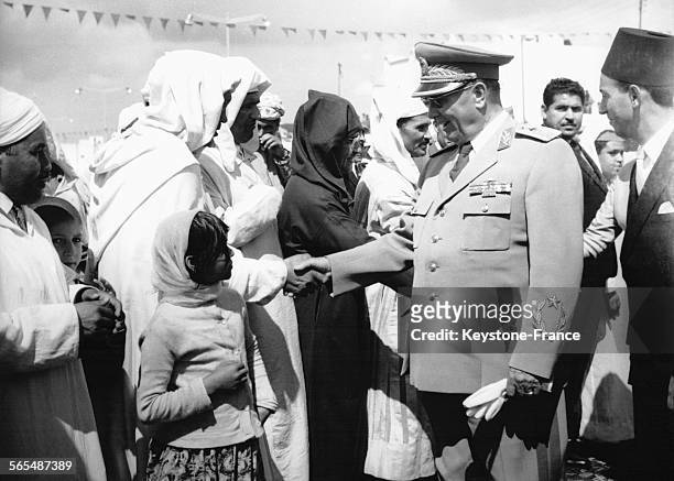 Bain de foule pour le maréchal Tito en visite au Maroc, le 1er juillet 1961.
