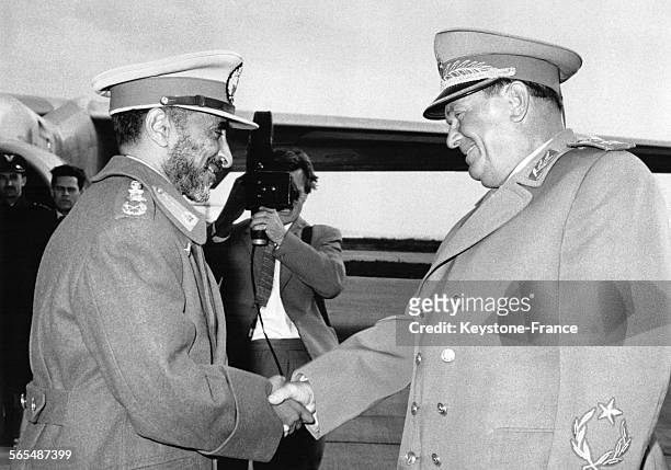 Rencontre entre le maréchal Tito et l'Empereur Haïlé Sélassié à son arrivée à l'aéroport à Belgrade, Yougoslavie le 2 novembre 1963.