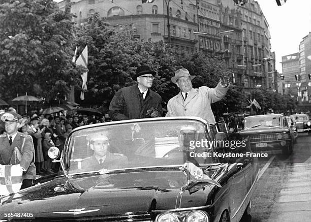 Le Président Urho Kekkonen et le Président Tito saluant la foule dans les rues de Belgrade, Yougoslavie le 5 mai 1963.