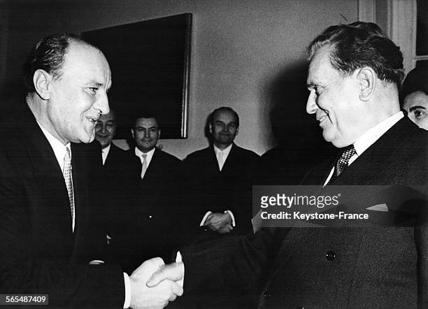 Le Président Tito reçu par le dirigeant de la République populaire de Hongrie, Janos Kadar à son arrivée à Budapest, Hongrie le 5 décembre 1962.
