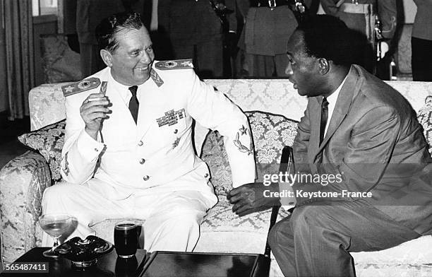 Les Présidents Tito et Kwame Nkrumah en conversation dans la résidence de Tito à Accra, Ghana en mars 1961.