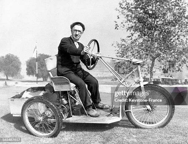 Tom Lesure, l'agent d'entretien du terrain de golf de Pasadena, Etats-Unis, utilise ce tricycle motorisé à la fois endurant, silencieux et qui...