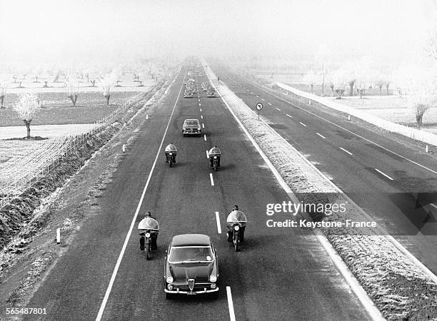 Les voitures du président du conseil des ministres italien Amintore Fanfani et du ministre des travaux publics Togni encadrées de motards, sur le...