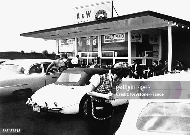 Serveuse du premier drive-in restaurant de la chaîne américaine A&W prenant la commande sur une aire de repos, près de Mannheim, en Allemagne, le 30...