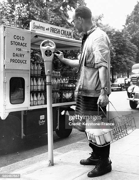 Stationnement payant pour la camionnette de livraison de lait, à Mayfair, Londres, Angleterre, au Royaume-Uni, le 10 juillet 1958.