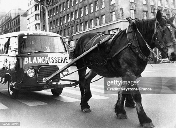 Véhicule de livraison d'une blanchisserie attelé à un cheval dans les rues de Bruxelles, Belgique, le 22 novembre 1959.