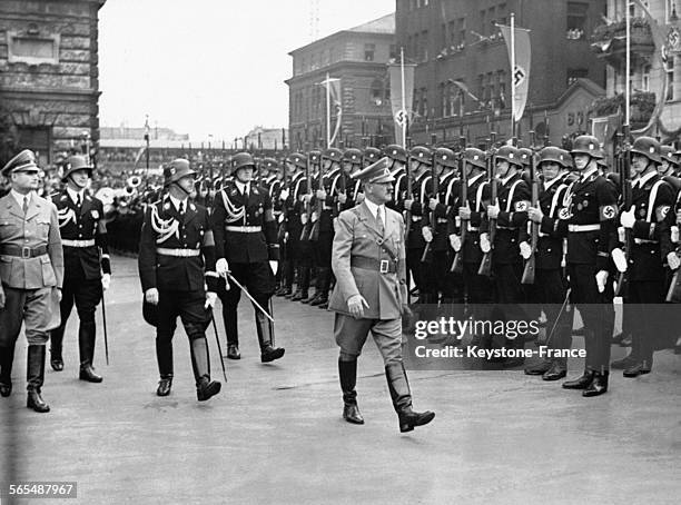 Hitler, accompagné de Rudolf Hess et de Heinrich Himmler, passe en revue les SS, circa 1930 à Nuremberg, Allemagne.