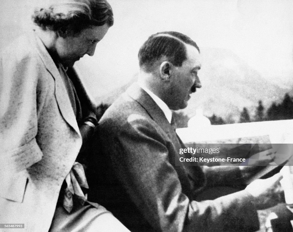 Eva Hitler Eva Braun et Hitler sur la terrasse de leur villa, circa 1930 à... News ...