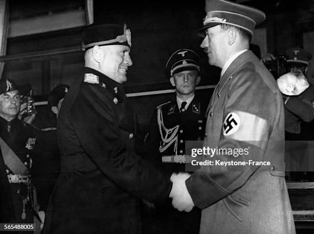 Hitler et Mussolini se serrent la main en 1939.