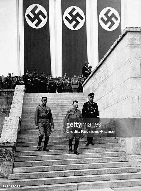Hitler, Viktor Lutze et Heinrich Himmler descendent les escaliers de la Luitpoldarena le 12 septembre 1937 à Nuremberg, Allemagne.