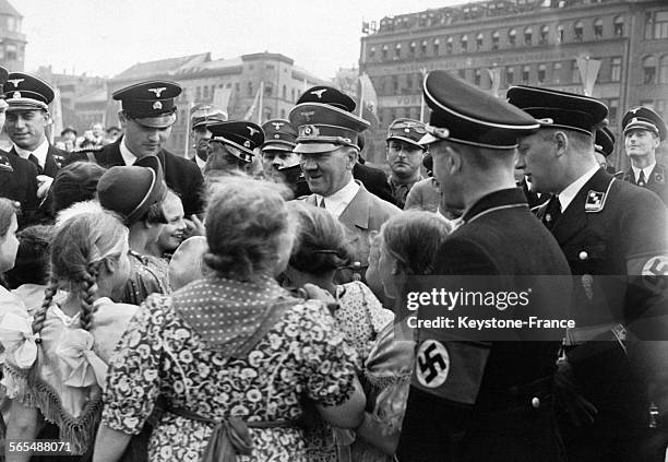 Adolf Hitler est accueilli avec enthousiasme à son arrivée sur la Runden Platz par les enfants des ouvriers du nouveau Pavillon du Tourisme allemand...