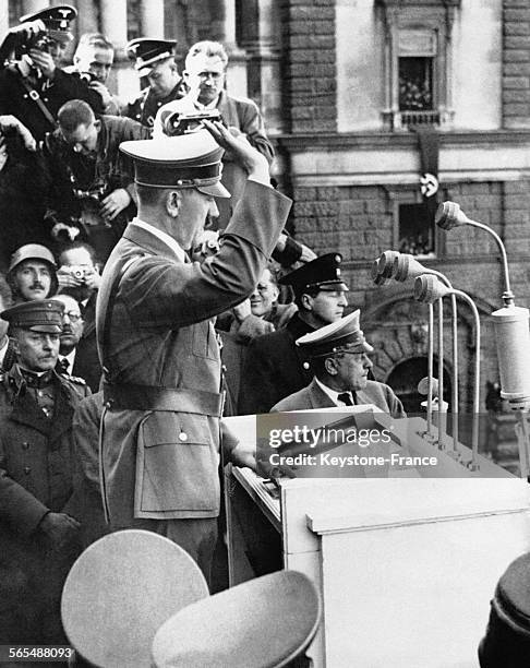 Adolf Hitler salue la foule venue écouter son discours sur la Heldenplatz le 16 mars 1938 à Vienne, Autriche.