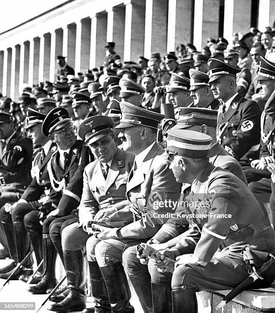 Hans von Tschammer und Osten, Viktor Lutze, Adolf Hitler et Martin Bormann assistent à la Fête de la Communauté le 9 septembre 1938 en Allemagne.