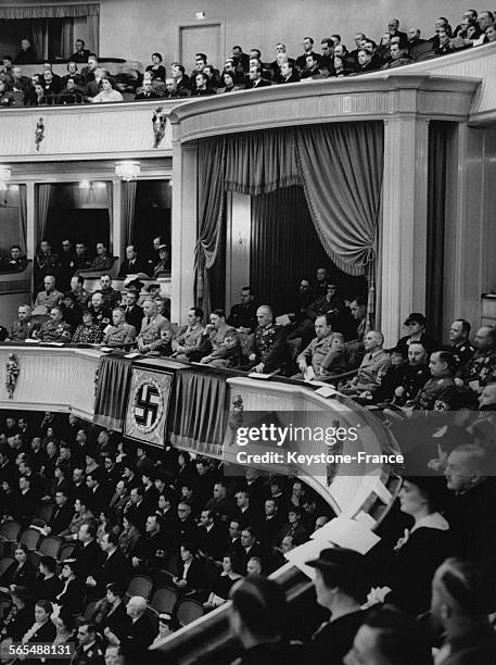 Adolf Hitler dans sa loge à l'Opéra entouré de Hans Kerrl, Rust, Amann, du Dr Ley, de Joseph Goebbels, von Blomberg, Funk, Dr Frick et de Himler,...