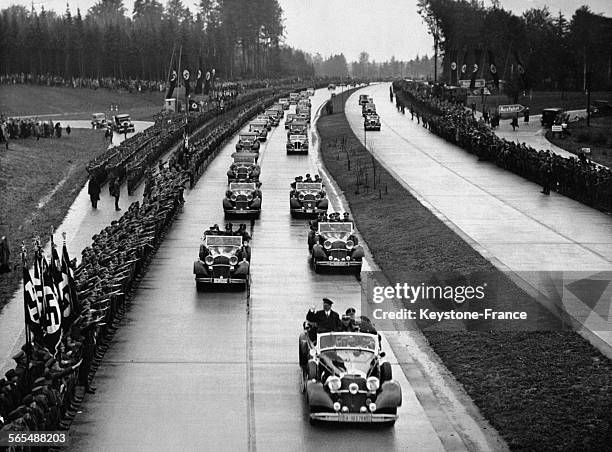 Hitler en voiture découverte inaugure une nouvelle voie rapide de circulation, circa 1930 en Allemagne.