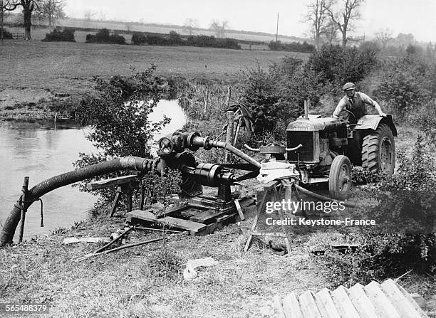 Equipement de pompage qui fournit l'eau pour l'arrosage et les pompes et combat la sècheresse dans les champs, à Apethorpe, Royaume-Uni le 13 mai...