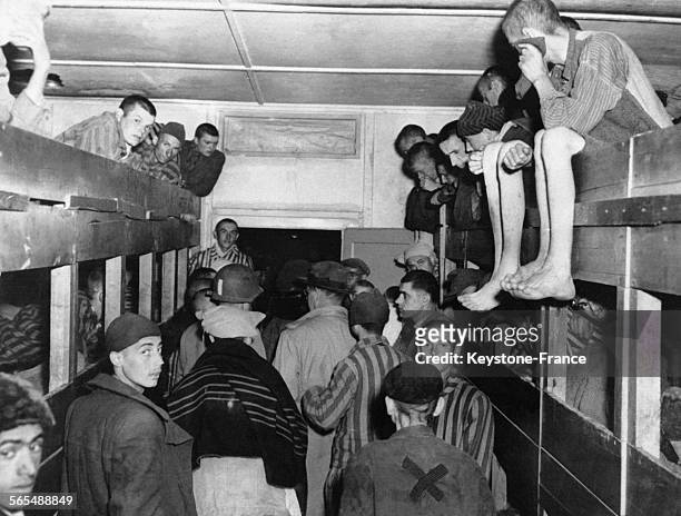 Prisonniers à l'intérieur d'un baraquement dans un camp de concentration en 1945 en Allemagne.