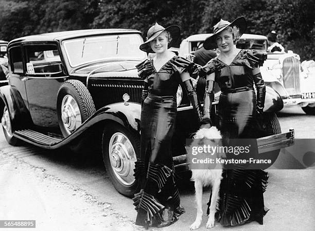 Concours d'élégance automobile au Bois de Boulogne où les plus jolies femmes de Paris ont présenté de ravissantes toilettes, Regine et Lutece Soeurs,...