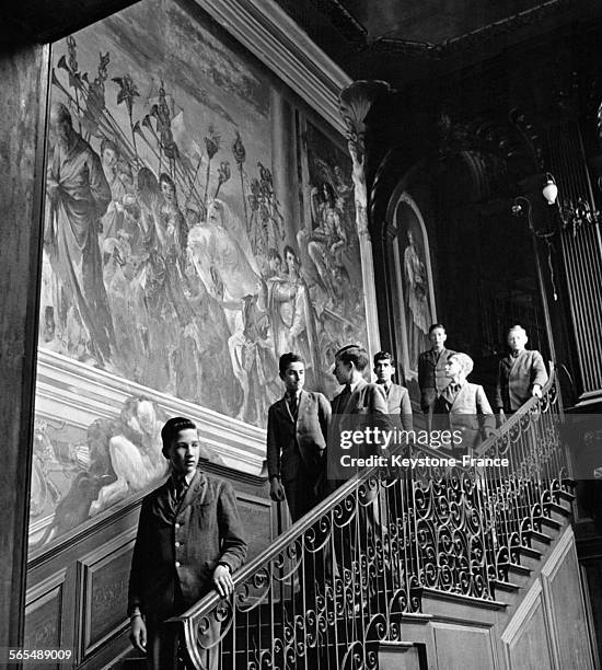 Des étudiants descendent le majestueux escalier de Kimbolton School, située dans un ancien château, à Huntingdon, Royaume-Uni.