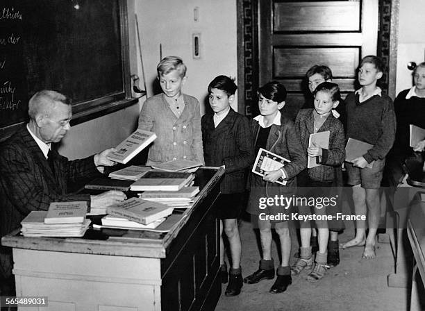 Le Directeur Schulz d'une école primaire récupère les anciens manuels scolaires de propagande nazie afin de les envoyer au pilon, après la guerre,...