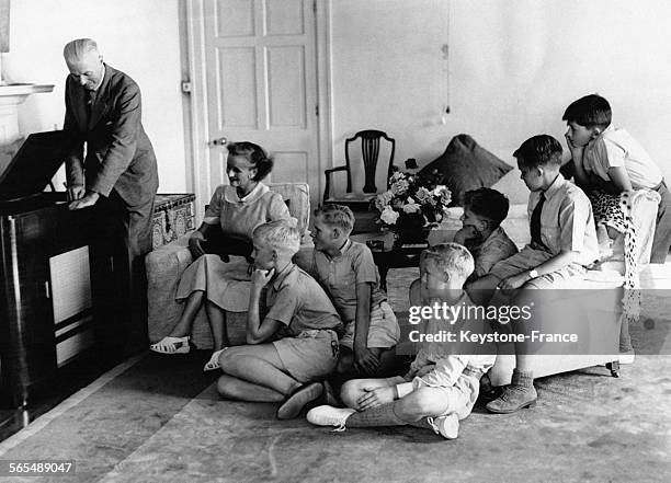 Le principal d'une école britannique ouverte en urgence dans le Palais du Gouverneur en Afrique de l'Est, entouré de sa femme et de quelques garçons...