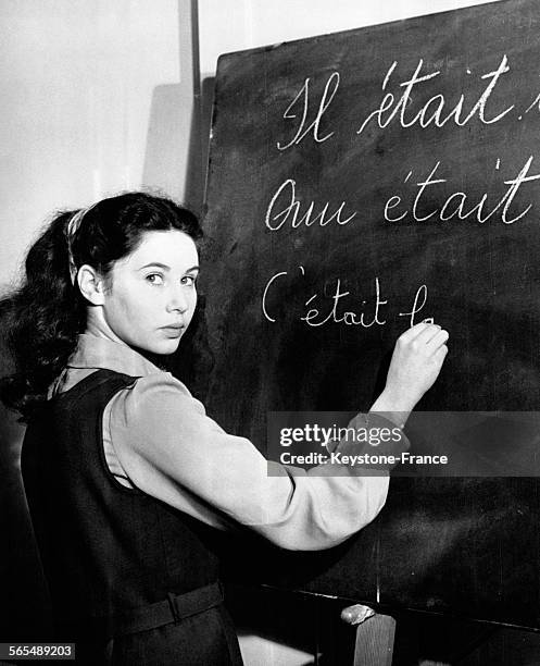 June Rodney, 16 ans, élève de la prestigieuse école du spectacle Aide Foster, écrit des mots en français au tableau à Londres, Royaume-Uni.