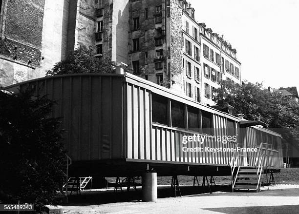 Une salle de classe provisoire est installée dans un wagon métallique rue Rochechouart, comme plusieurs autres 'écoles volantes' parisiennes, pour...