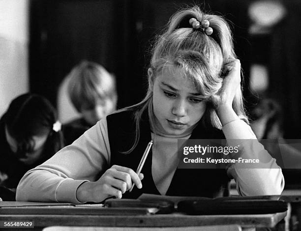 Une élève de 14 ans participe aux Olympiades de mathématiques en RDA, le 3 décembre 1970 en Allemagne.