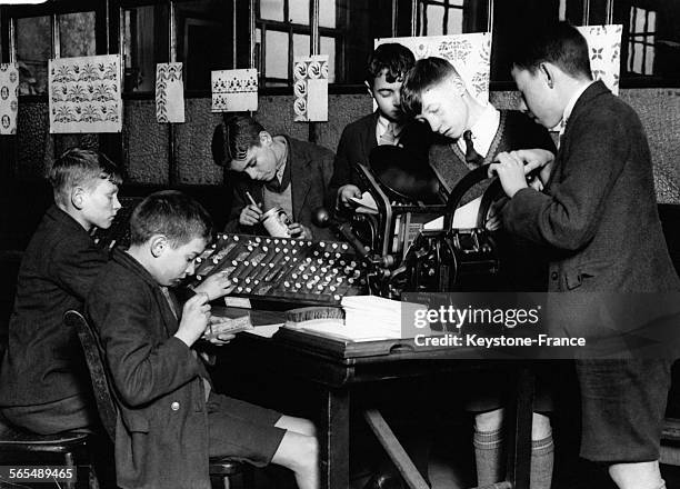 Les élèves de la St Gregory's School fabriquent et impriment eux-mêmes leurs cartes de voeux le 20 décembre 1934 à Chorley, Royaume-Uni.