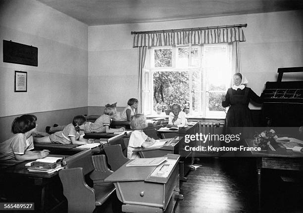 587 Pupitre Stock Photos High Res Pictures And Images Getty Images 587-pupitre-stock-photos-high-res-pictures-and-images-getty-images