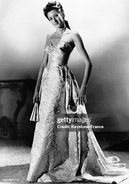 Mannequin présentant une robe du soir, à Londres, Royaume-Uni, circa 1949.