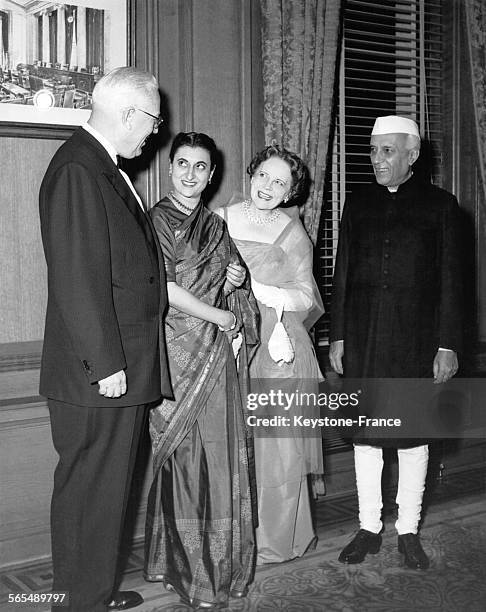 Le Premier ministre de l'Inde Jawaharlal Nehru et sa fille Indira Gandhi à côté du président de la Cour suprême des Etats-Unis, Earl Warren, et de...