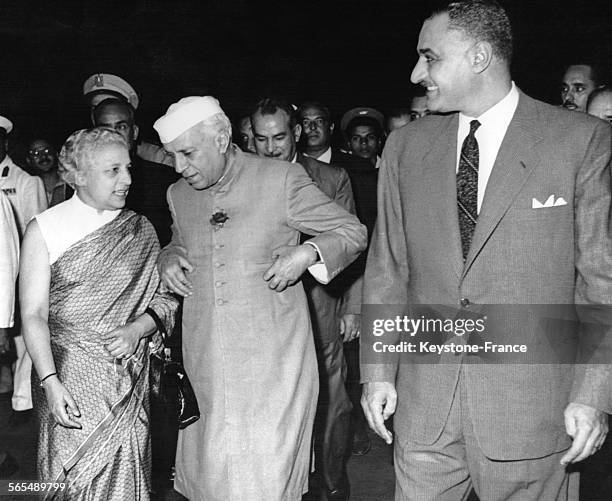 Au cours d'une escale à l'aéroport du Caire, en Egypte, le 14 octobre 1960, le Premier ministre de l'Inde Jawaharlal Nehru, accompagné de sa sur...