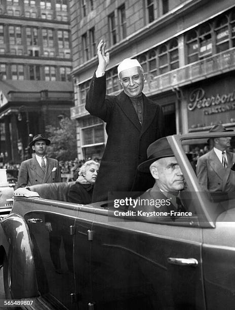Le Premier ministre de l'Inde Jawaharlal Nehru salue les New Yorkais, debout dans la voiture, sa sur Vijaya Lakshmi Pandit, ambassadrice, assise à...
