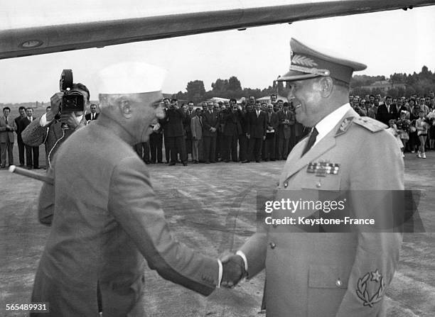 Le Président de la République fédérative socialiste de Yougoslavie, Josip Broz Tito, serre la main du Premier ministre de l'Inde Jawaharlal Nehru sur...